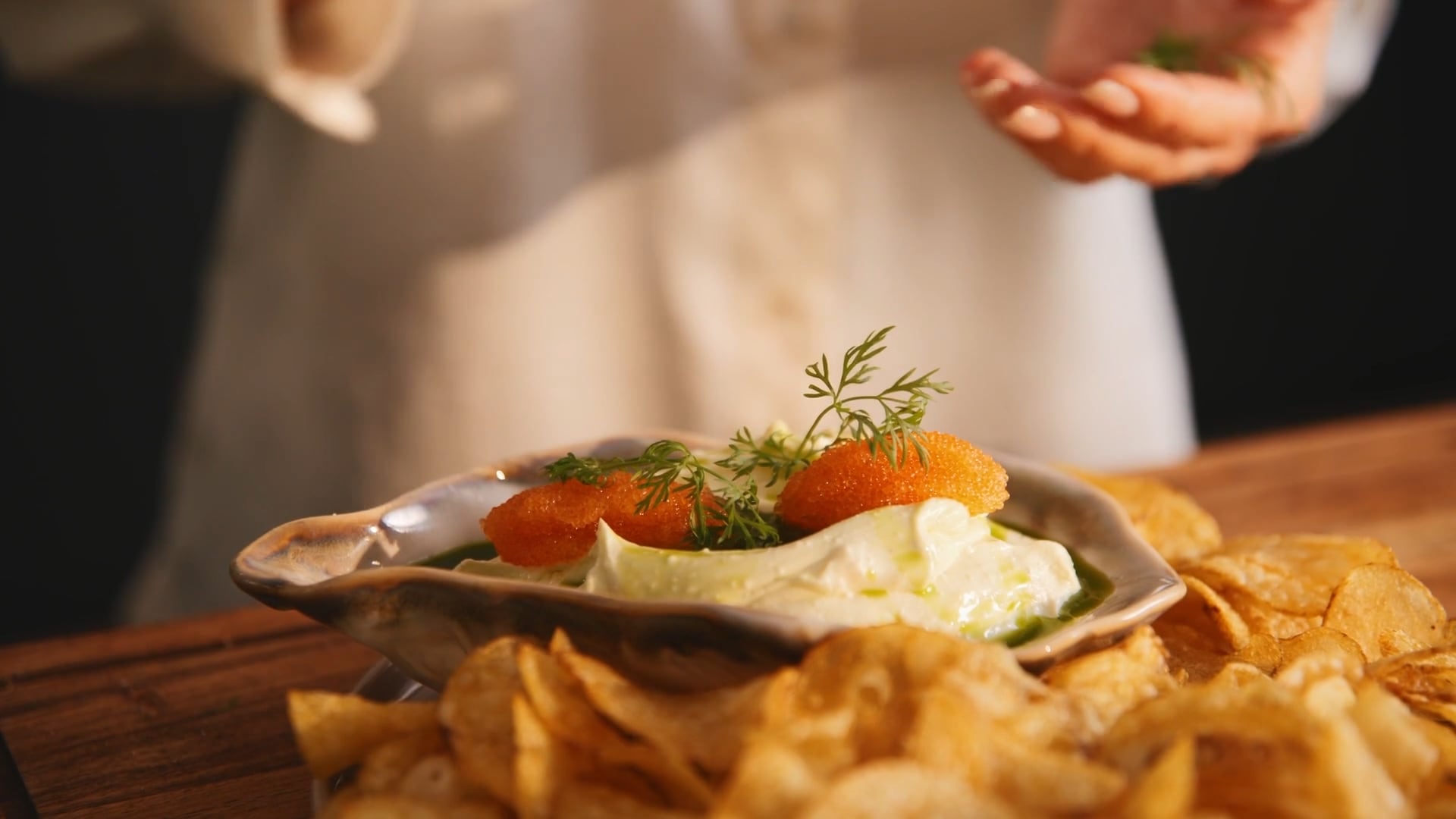 Chips med grön crème fraiche och löjrom