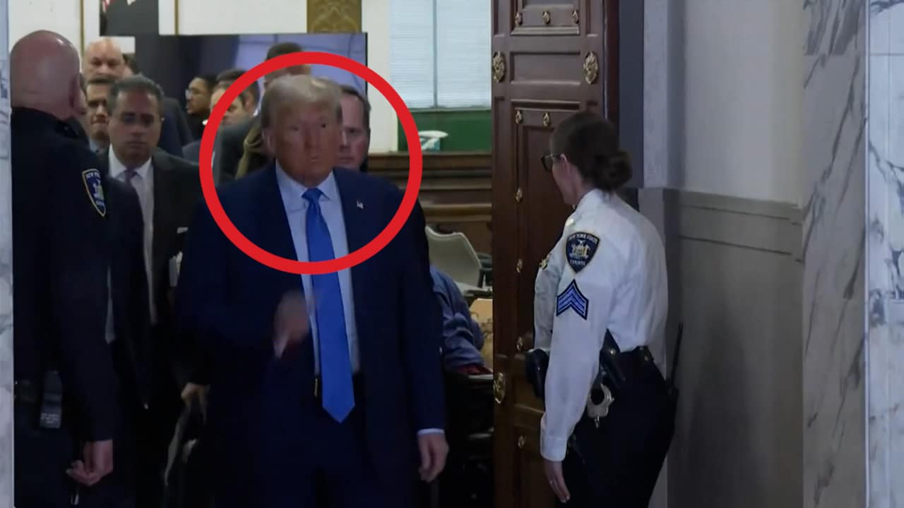 Här gör Trump gesten mot journalisterna under rättegången