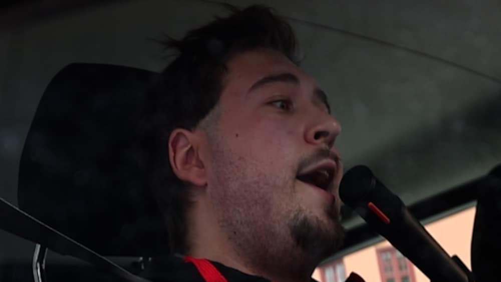 Sjunger finsk karaoke &ndash; fr&aring;n bilen
