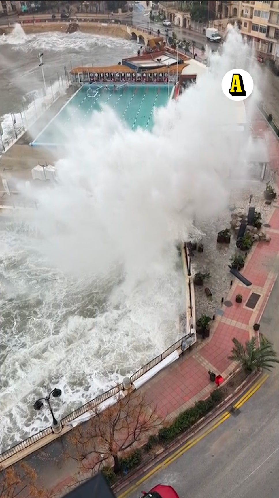 Kraftig storm i Europa - flera döda av Harry