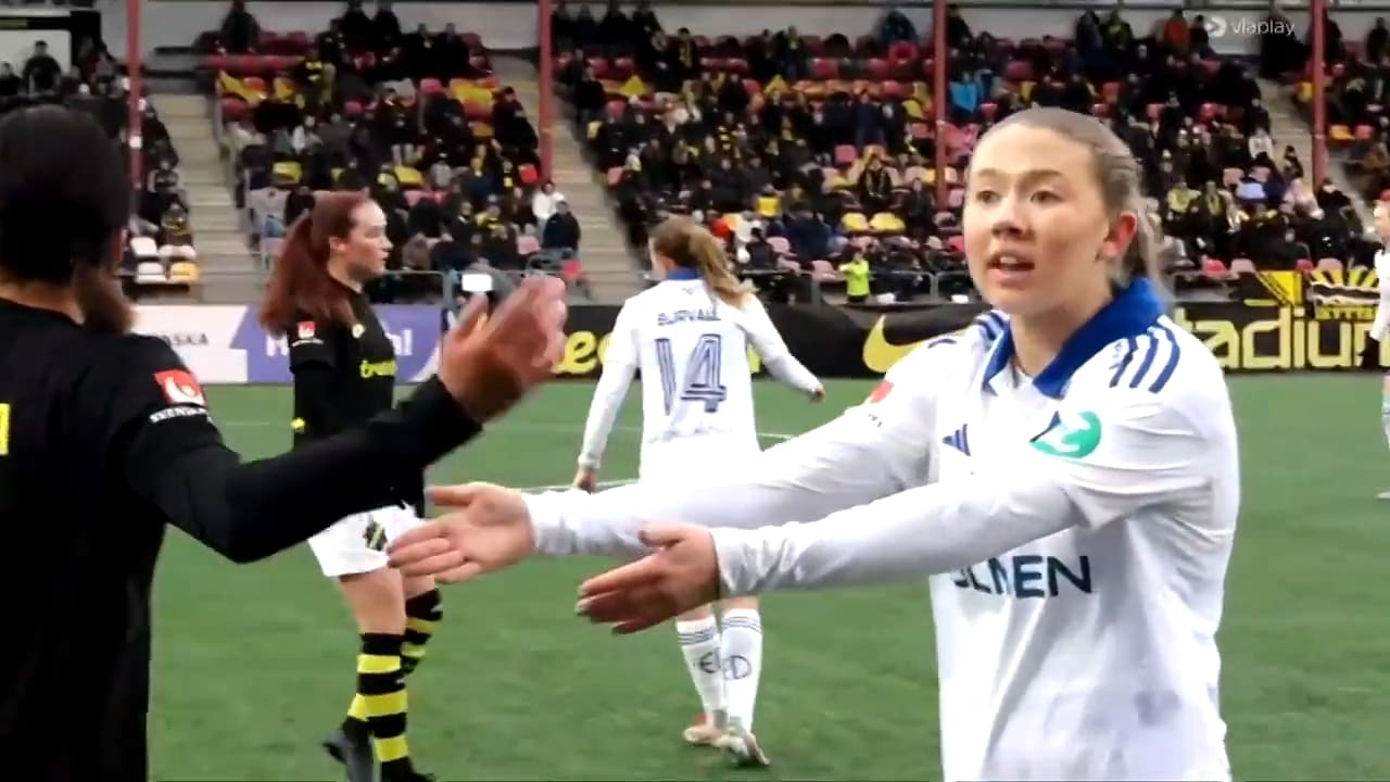 Målskytten får rött kort – drog motståndaren i håret