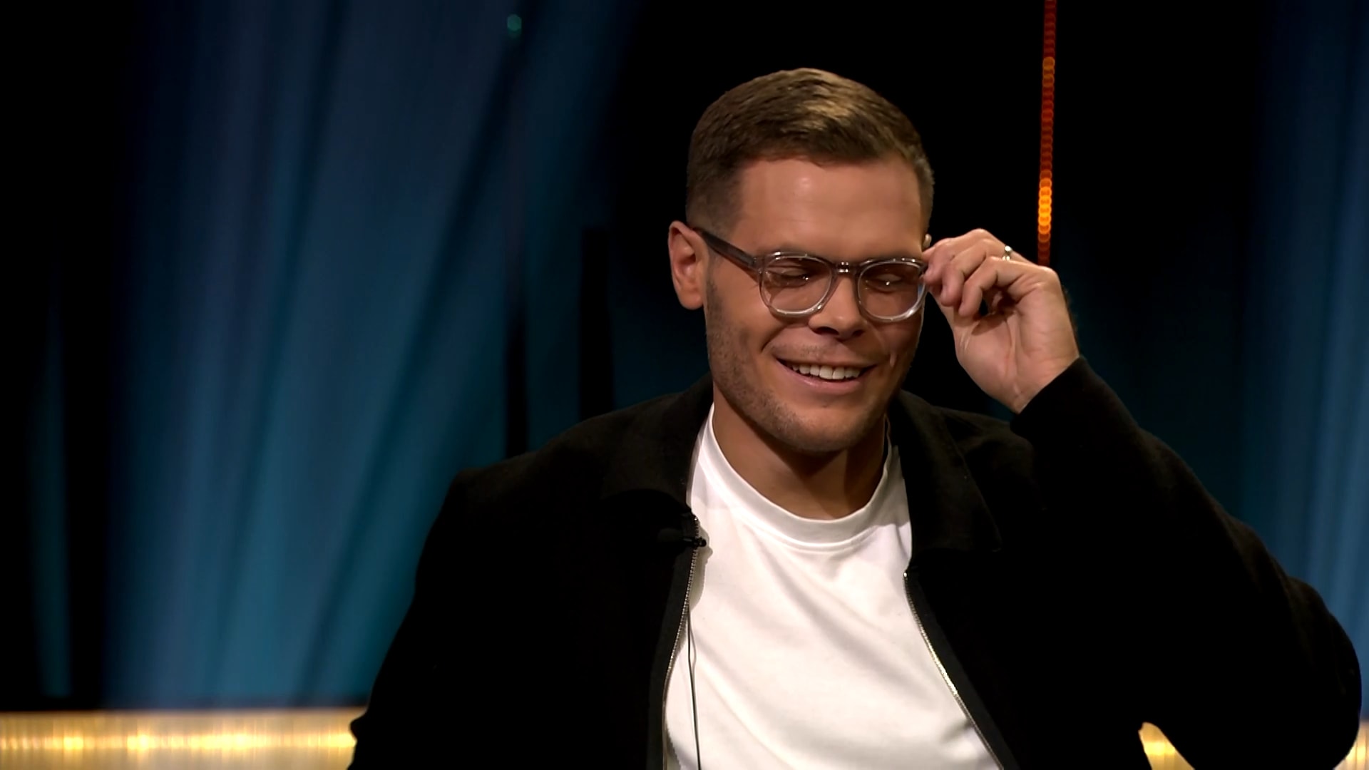 Här brister profilerna ut i skratt efter grova skämtet: "Hängpung"