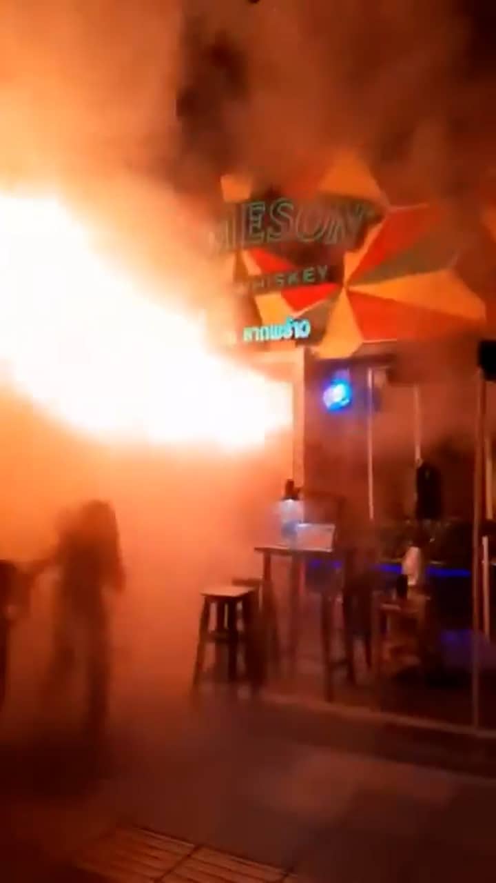 Våldsam brand på pub i Bangkok – flera döda