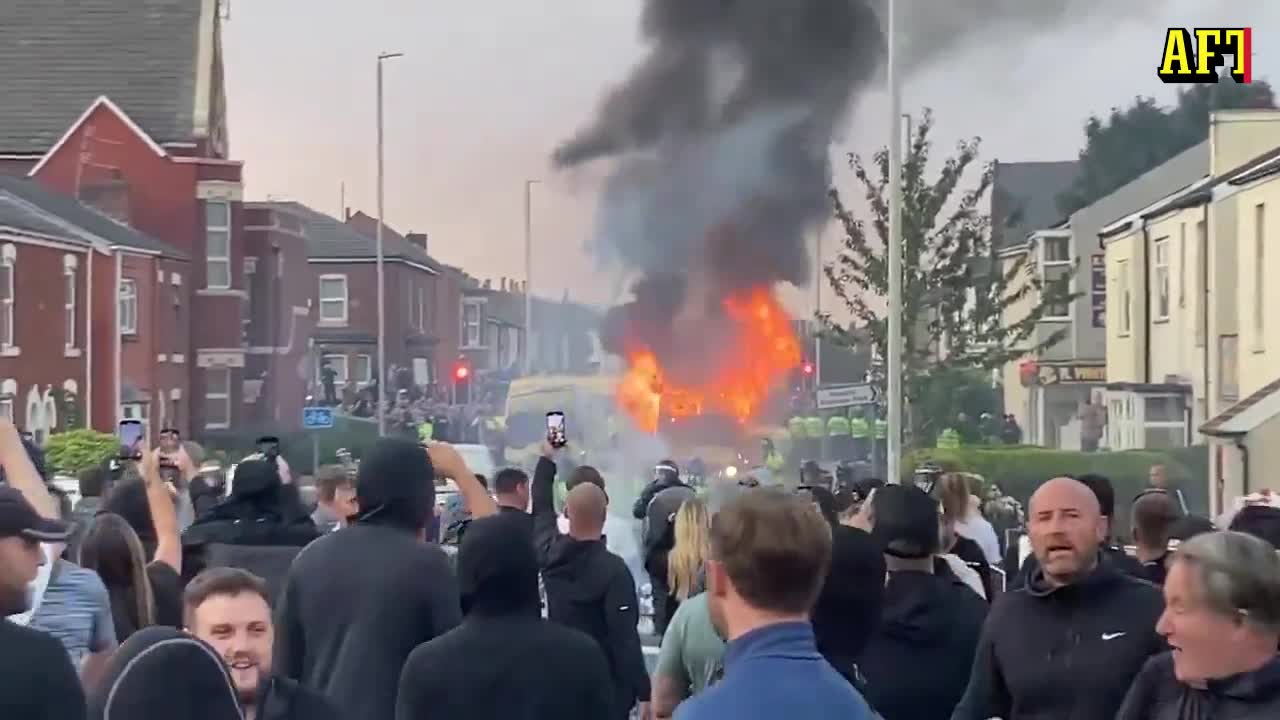Se dramatiska scenerna från upploppen i Southport
