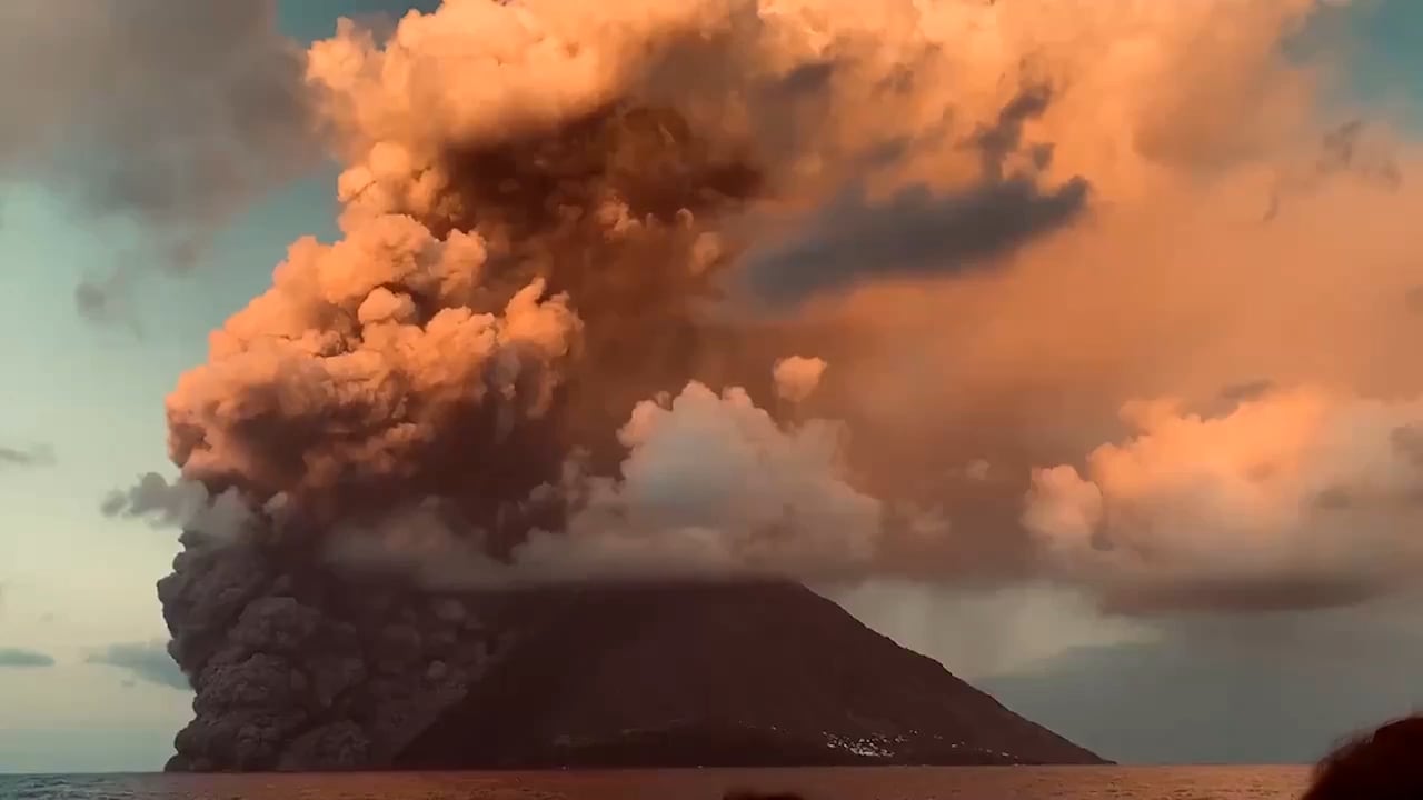 Stromboli har fått ett utbrott – spyr ut gas och lava