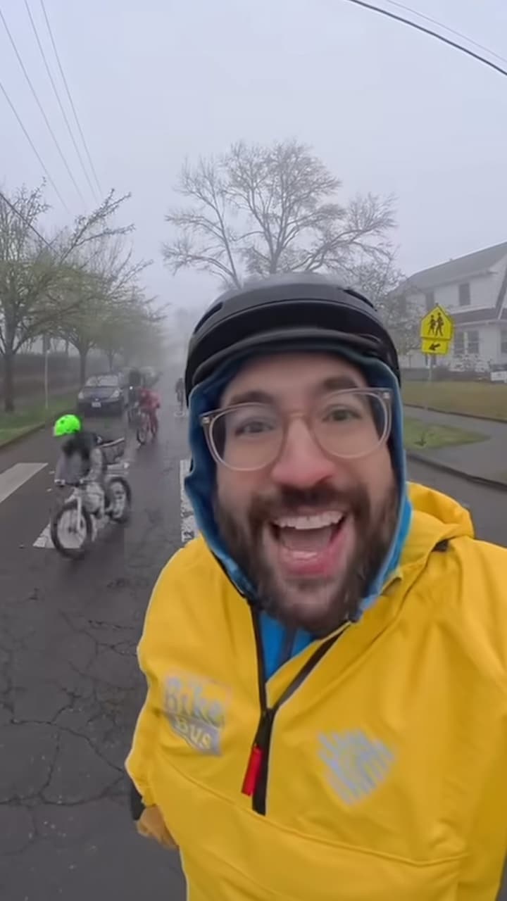 Efter viral video – popstjärnan cyklar med elever