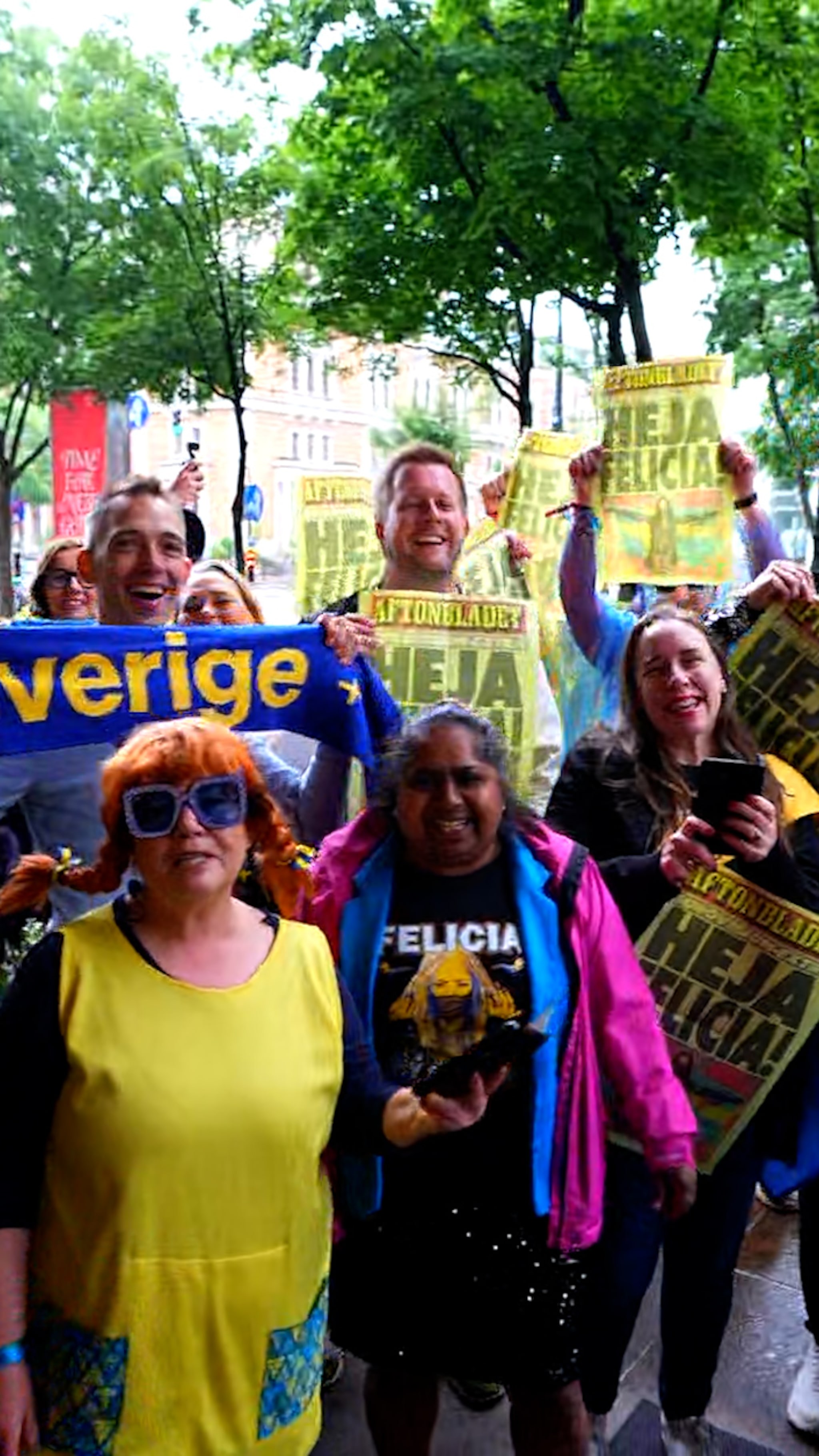 Fansen vinkar av Felicia: ”Peppade”