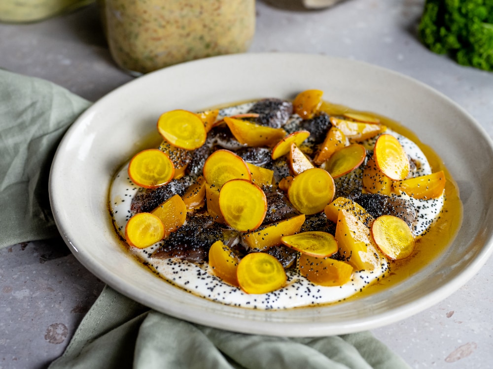 Matjesill med gulbetor och brynt smör