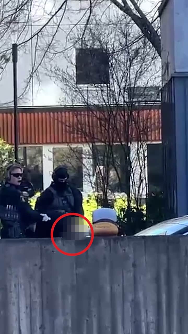 Här grips en man – efter skott mot poliser i Husby