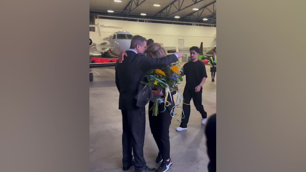 Känslosamma mötet när Johan Floderus och Saeed Azizi landar - Aftonbladet TV