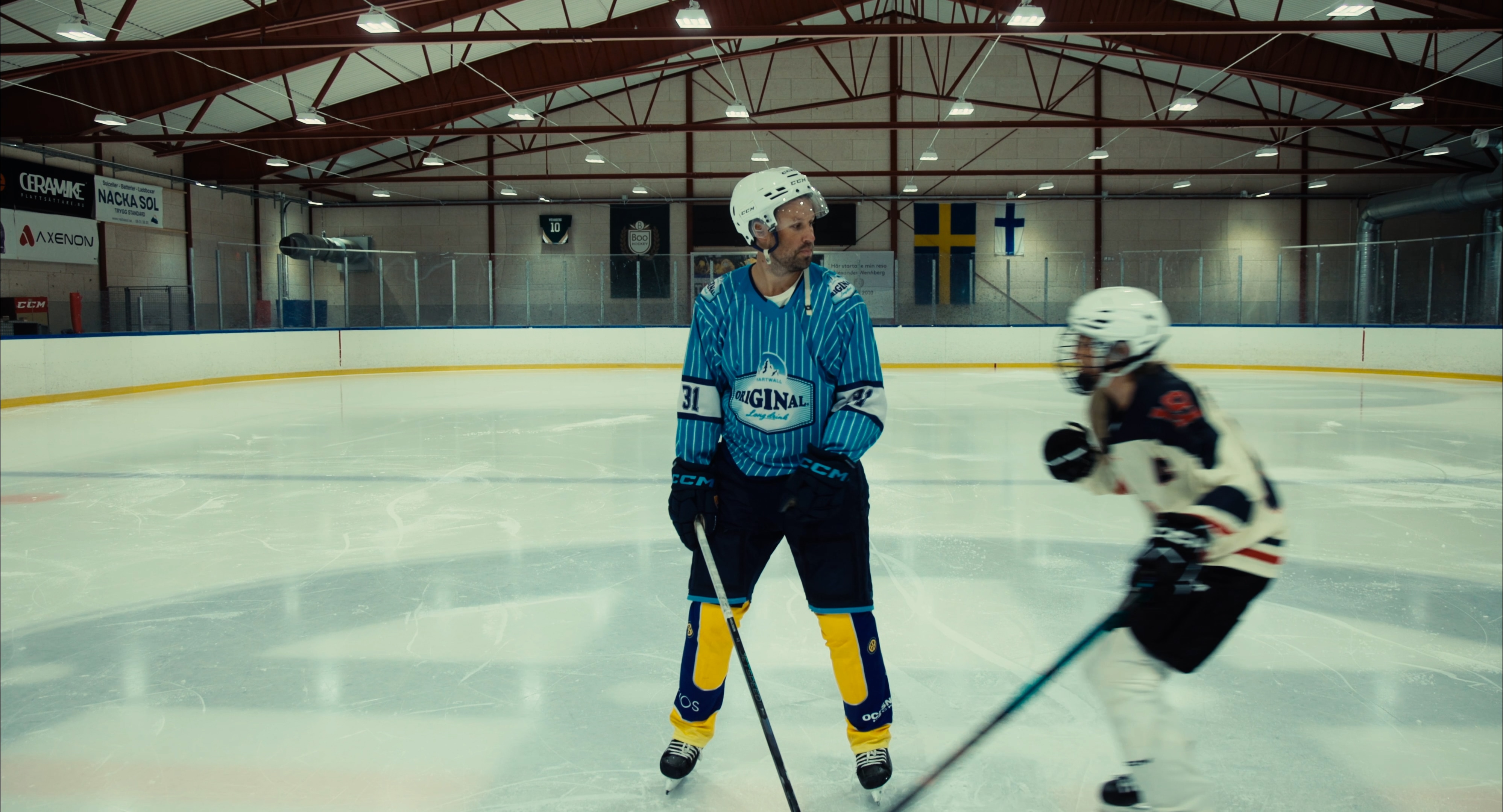 Dick Axelsson lär Janni Delér spela hockey