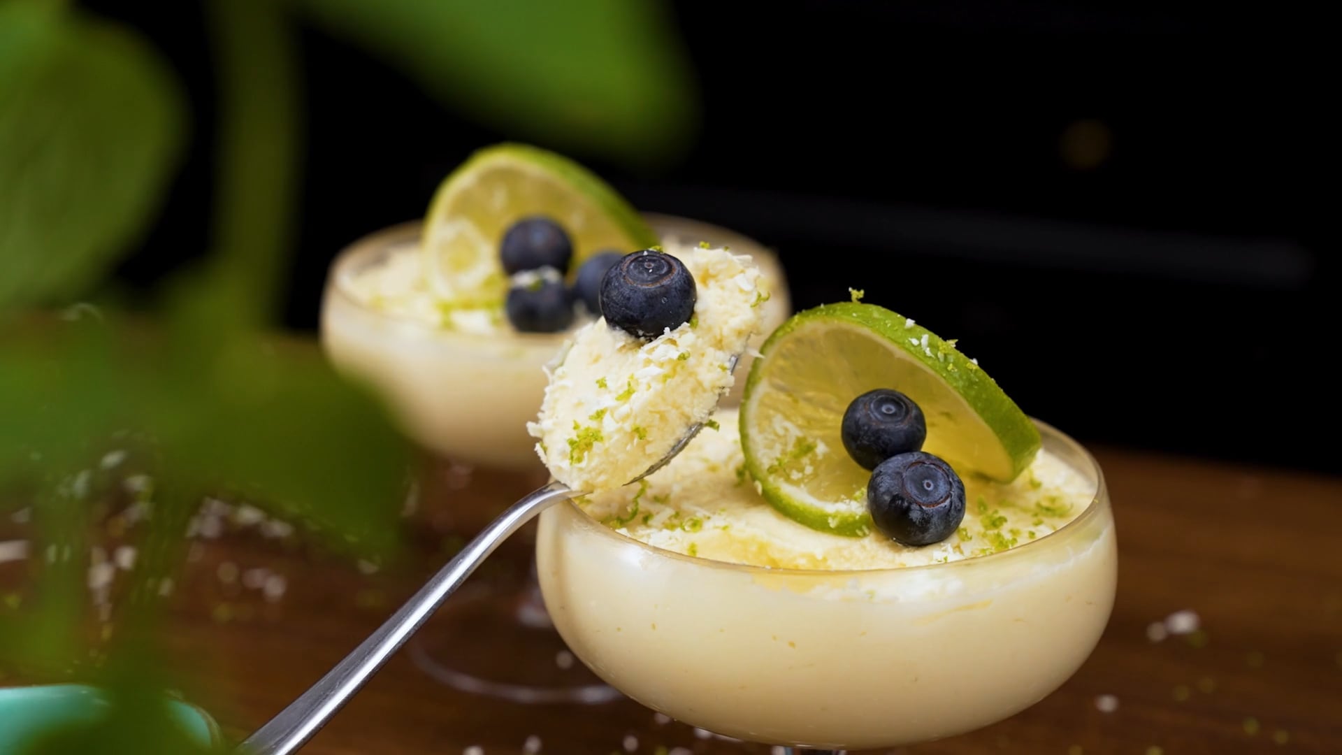 Vit chokladmousse med blåbär och lime