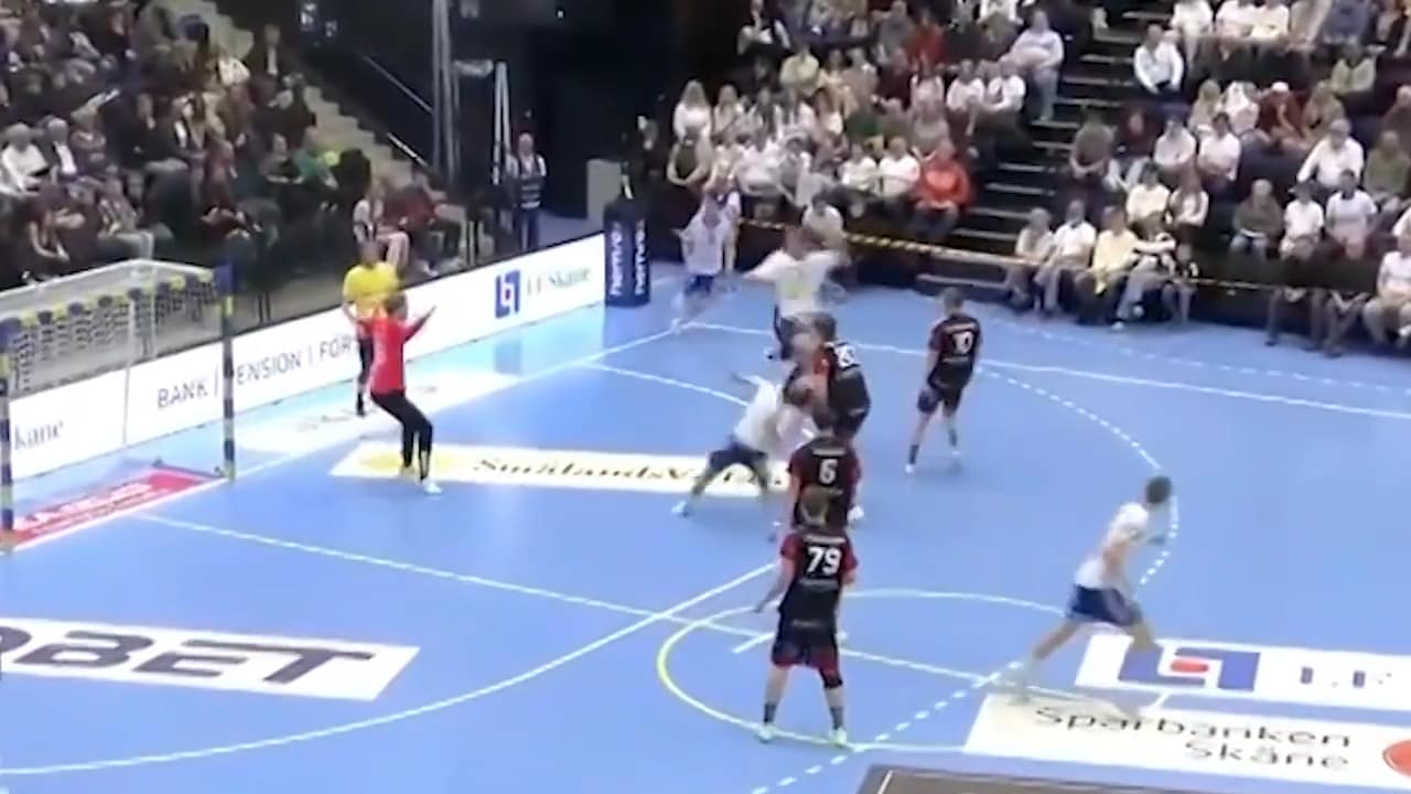 Här drar han sig i håret: 