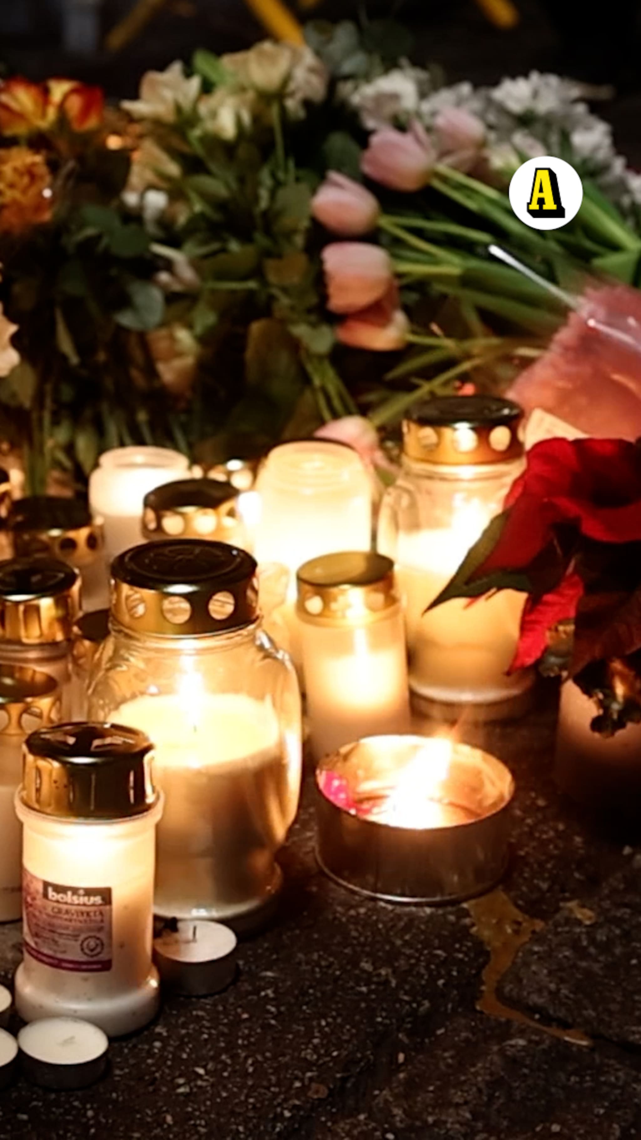 Kvällen efter bussolyckan – Många har kommit för att tända ett ljus