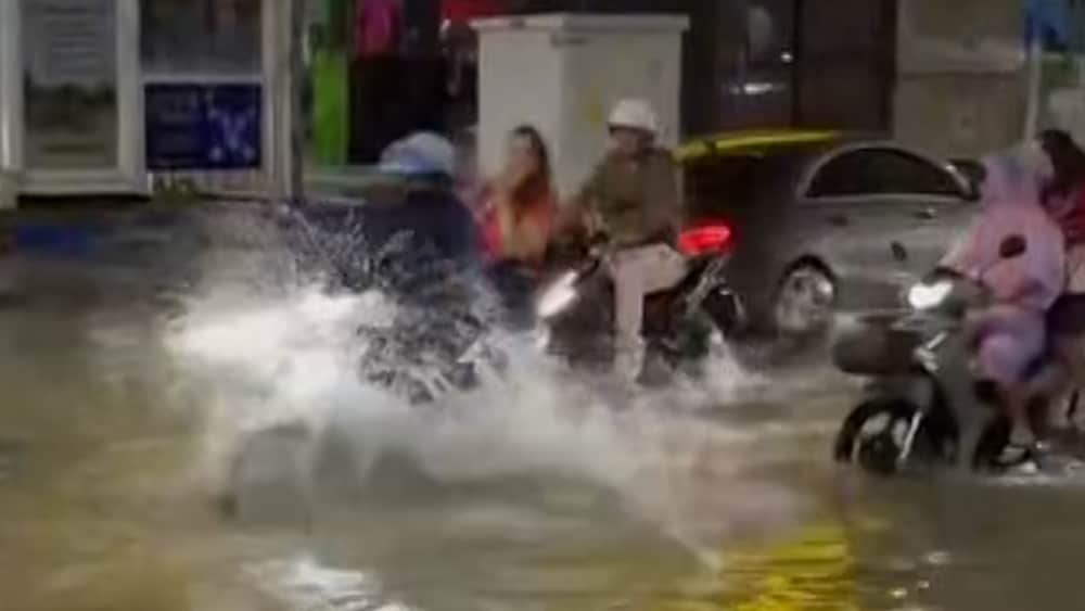 Vattenkaos i Bangkok &ndash; minst en d&ouml;d