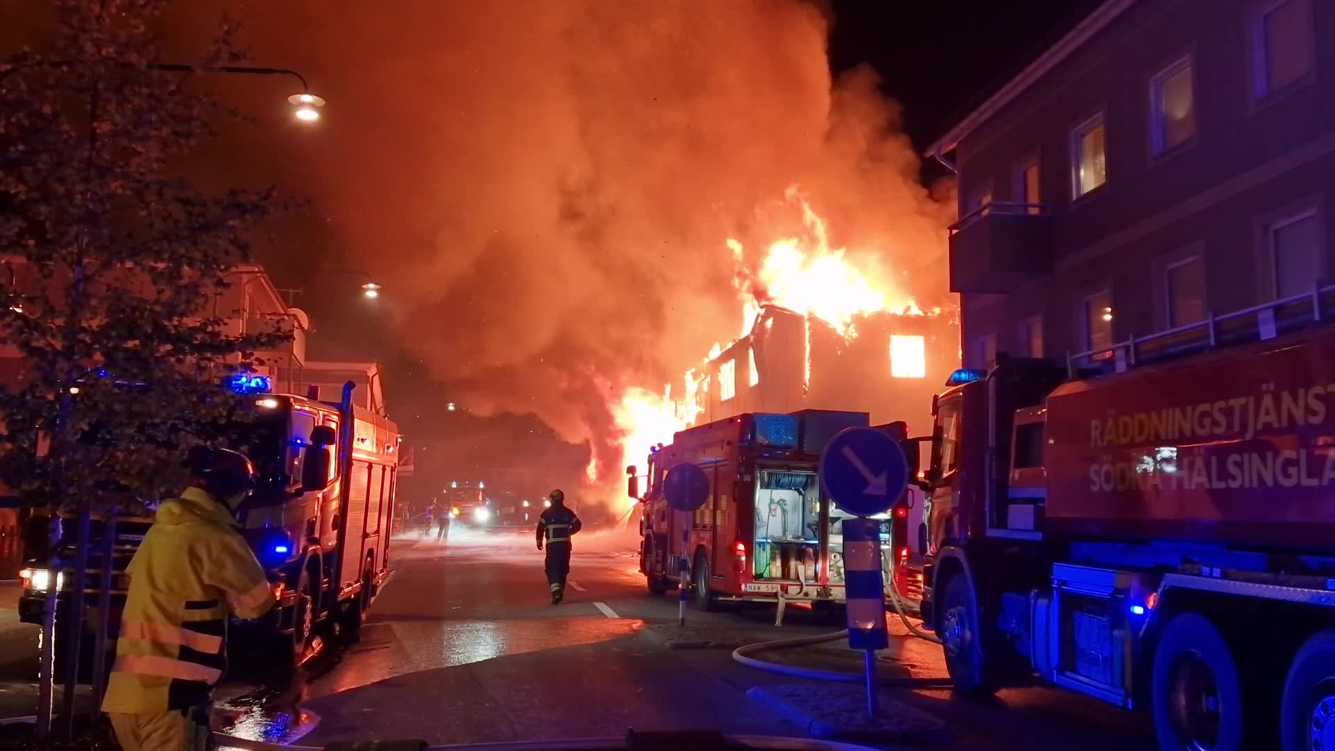 Räddningstjänsten i stor insats vid branden