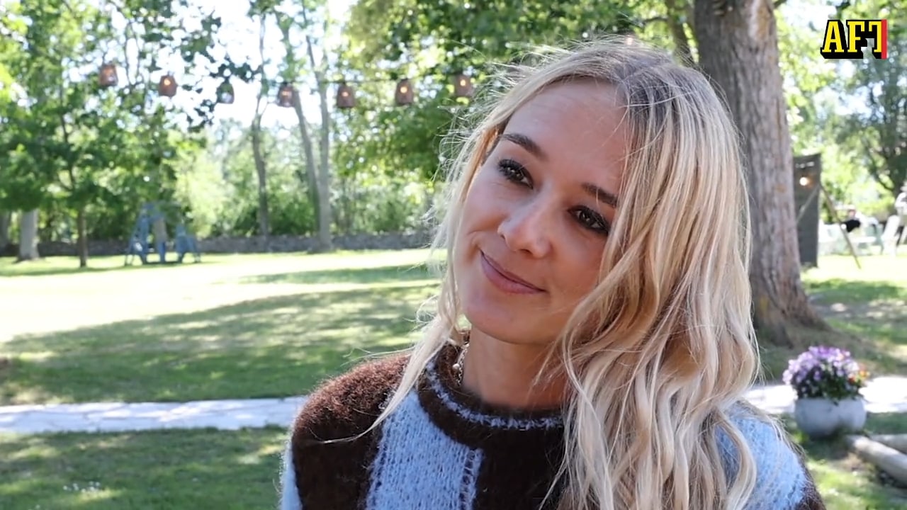 Alba August sätter plus på livet: ”Ska få lite smisk”