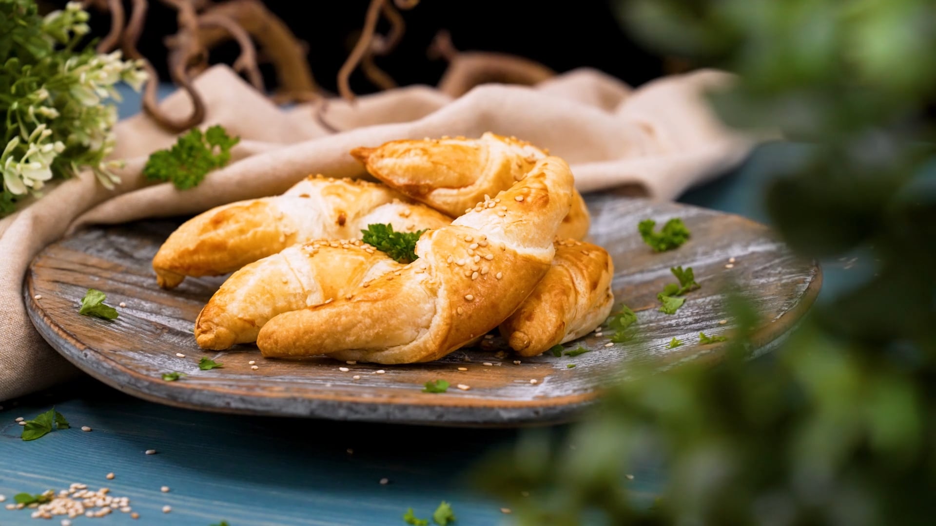 Så gör du frasiga laxgifflar