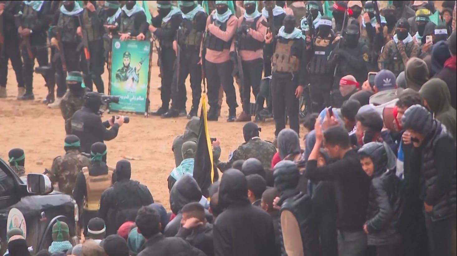 Fyra döda ur gisslan lämnas över – bland dem en mamma och två barn