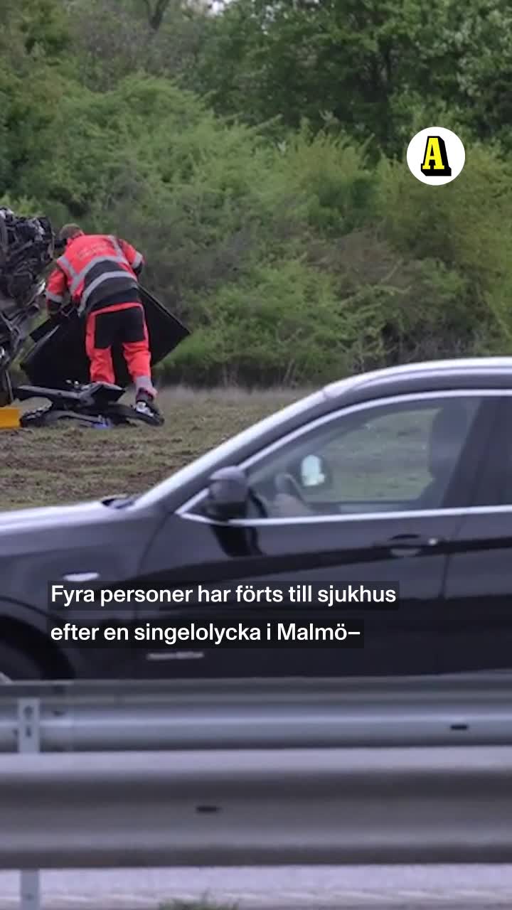 Fyra till sjukhus efter att bil voltat i Malmö