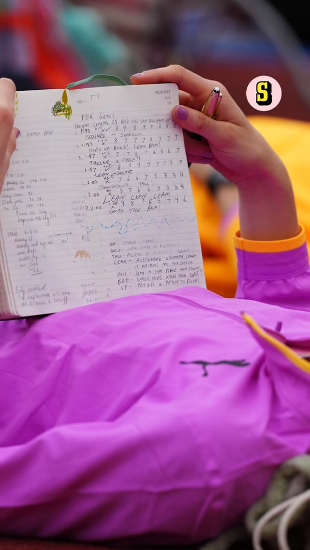 Här visar hon upp mystiska boken