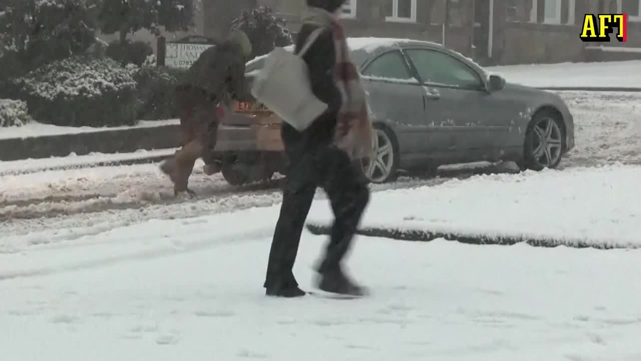 Kraftiga snöfall i Storbritannien – 100 varningar utfärdade