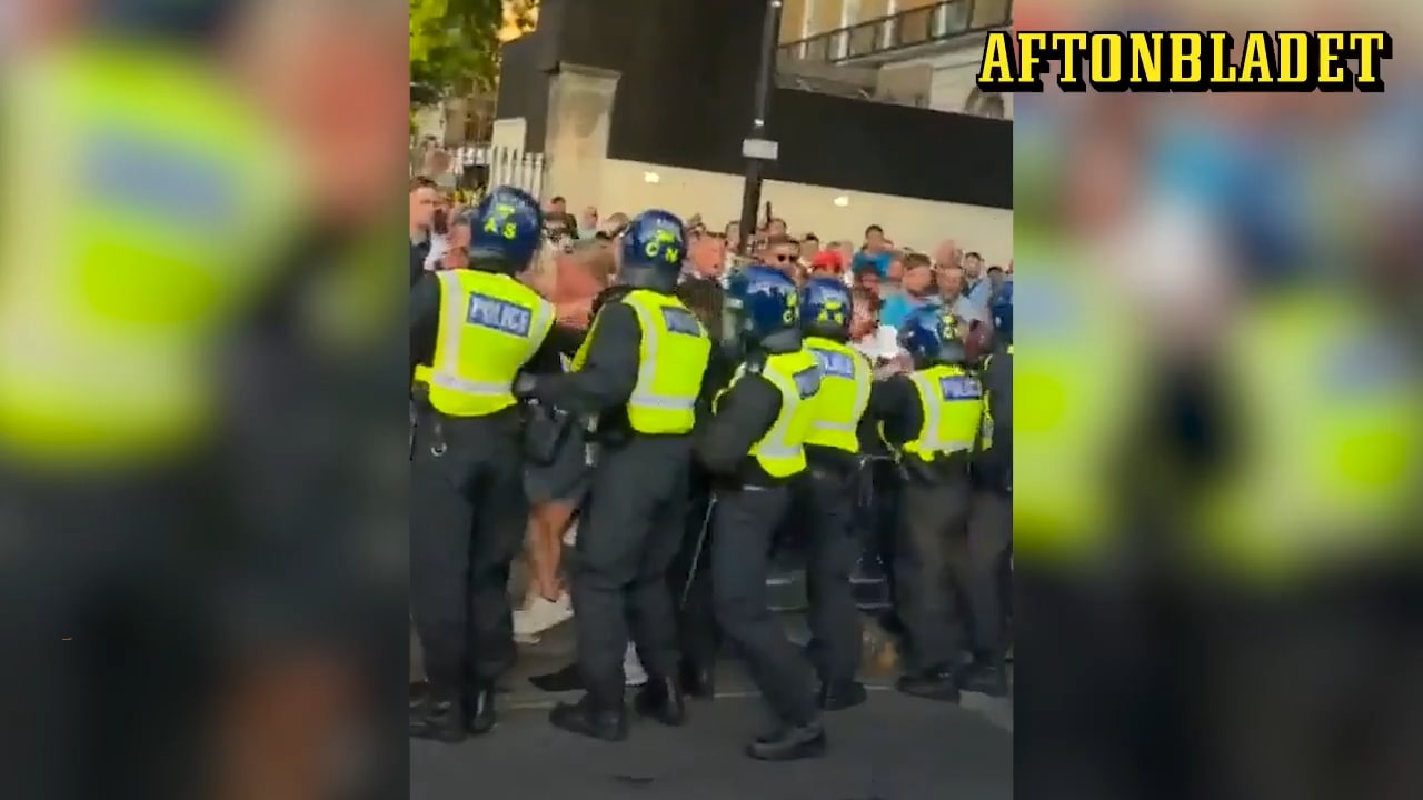 Här drabbar demonstranter samman med Londonpolisen