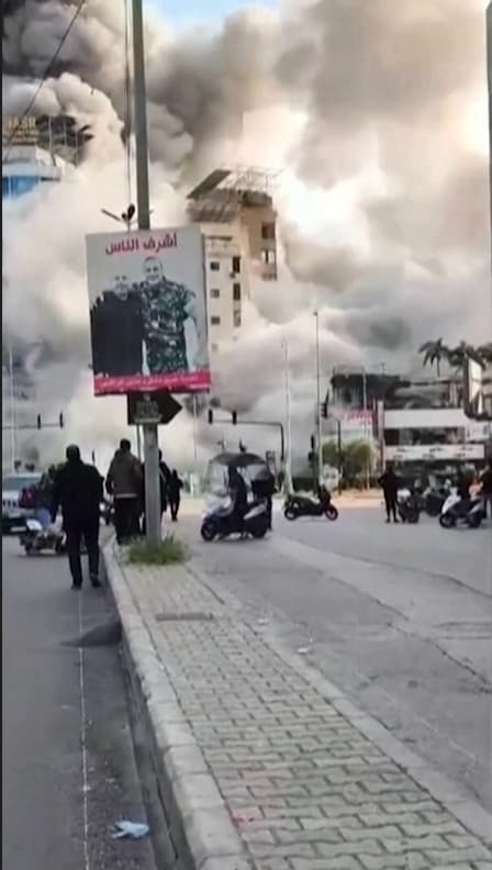 Beirut: Flyr i panik undan flyganfallen