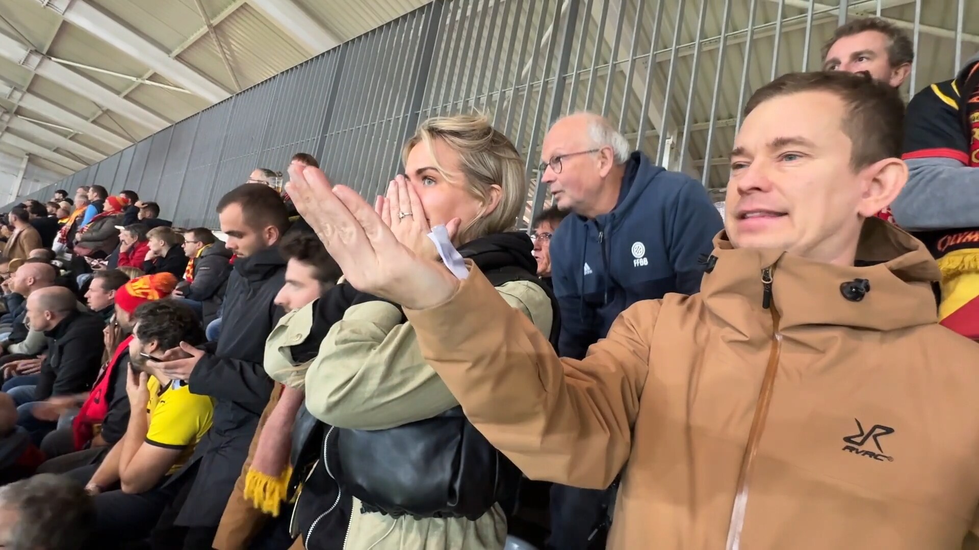 Erik Niva prisas för insatsen på läktaren