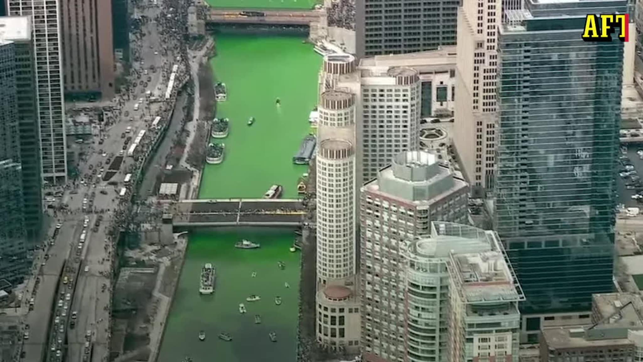 Här färgas sjön i Chicago grön för St. Patrick’s Day