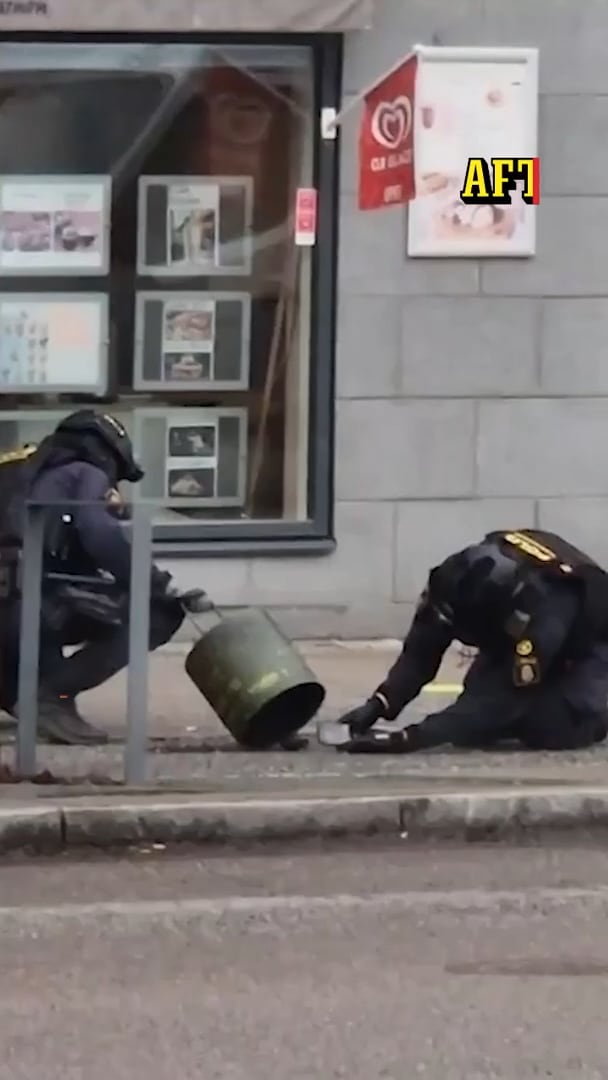 Här undersöker polisen de misstänkta föremålen