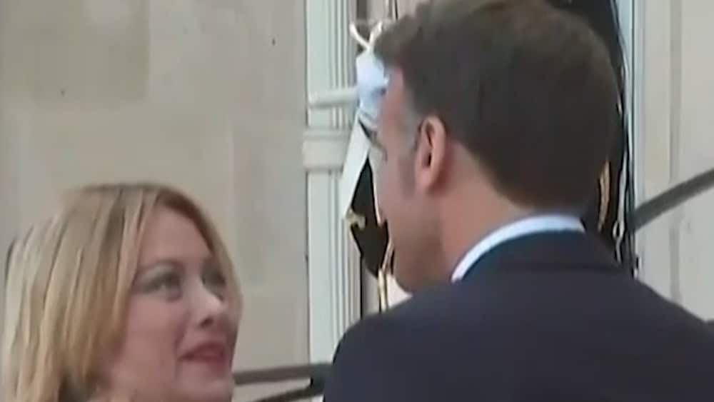 Macrons kindpuss chockar premi&auml;rministern