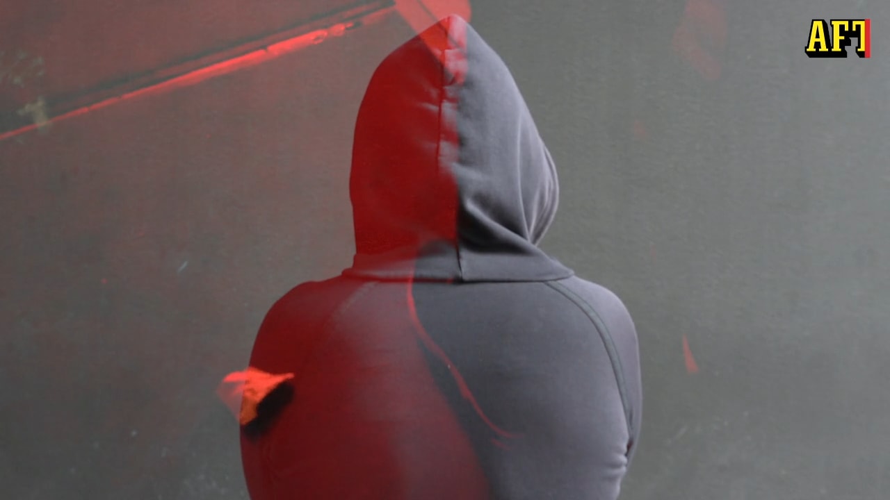 Berättar om visitationerna – ”boxar mig i magen”