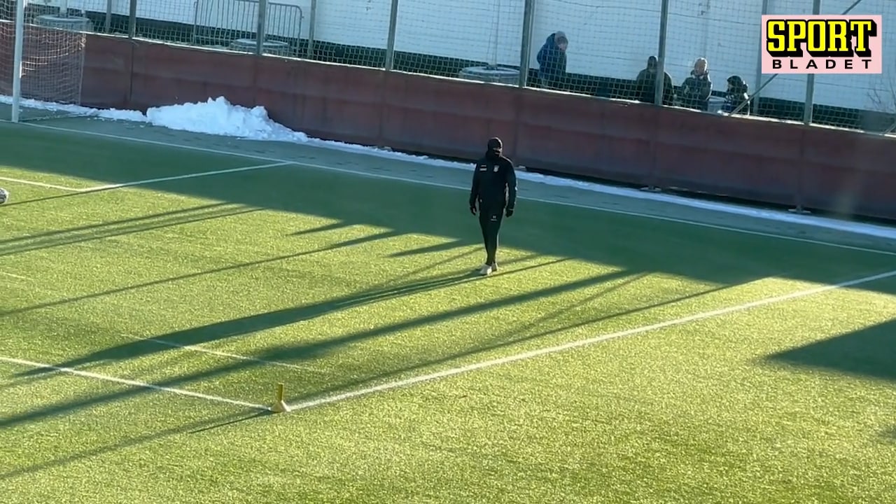 Här tränar Markovic vid sidan av Blåvitts premiärträning
