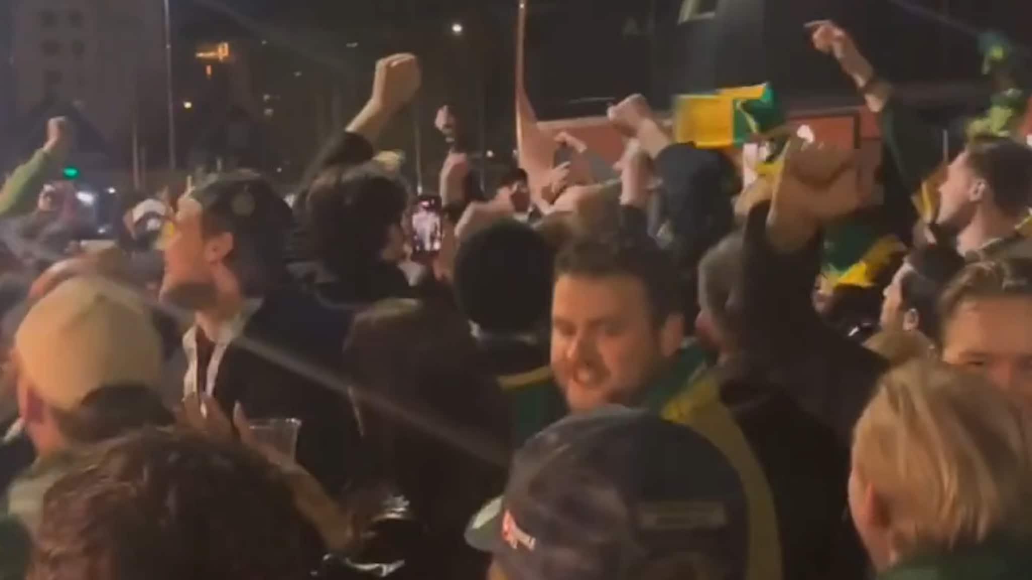 Galna glädjescener när spelarna landar i Umeå