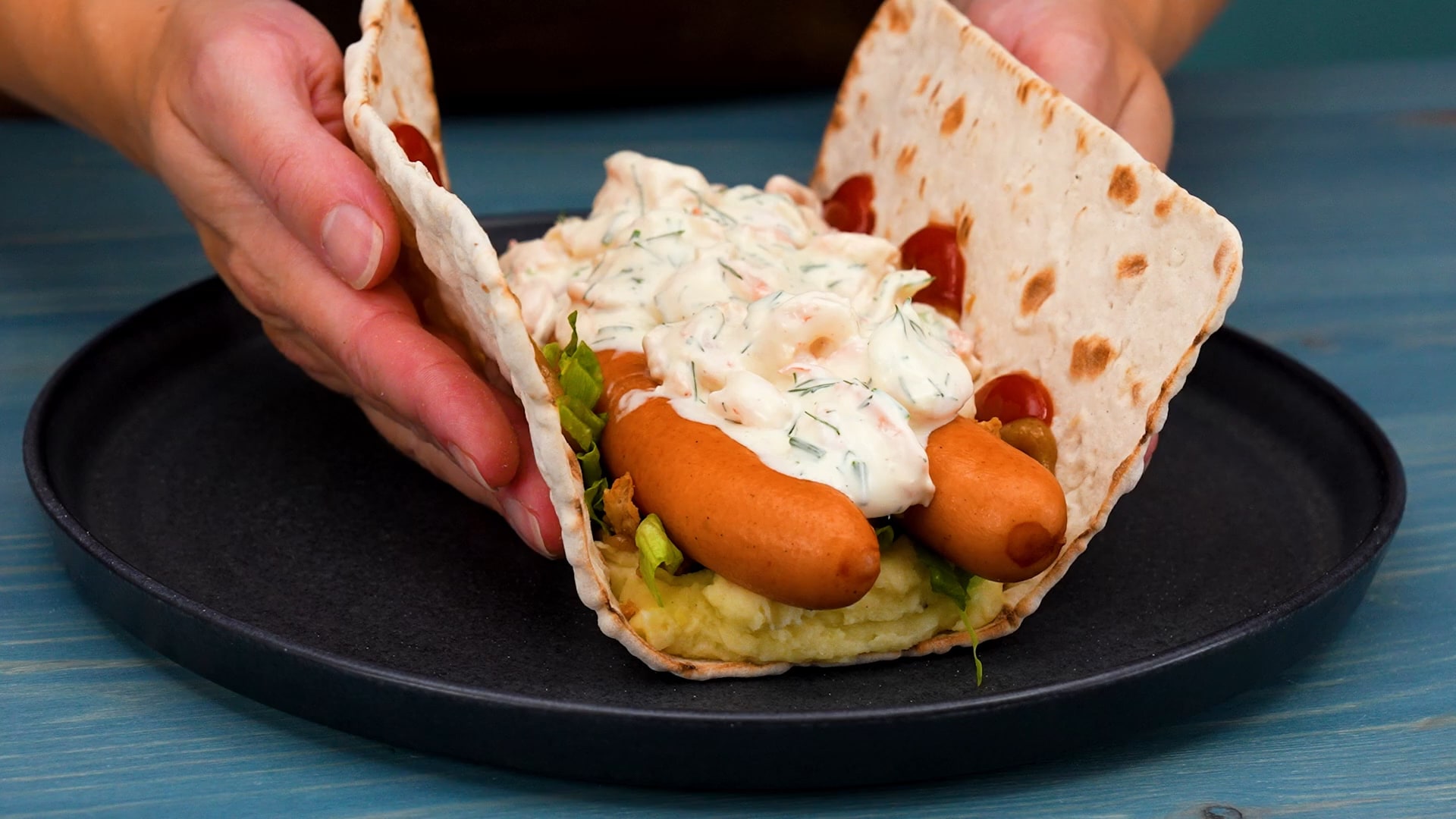 Så gör du en tunnbrödsrulle med räksallad