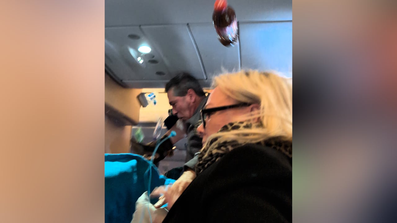 Här skakar planet av kraftiga turbulensen