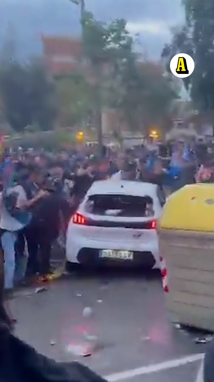 Här kör bilen in i fotbollsfansen i Barcelona