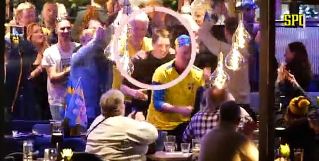 Här dansar William Poromaa ringdans efter medaljceremonin