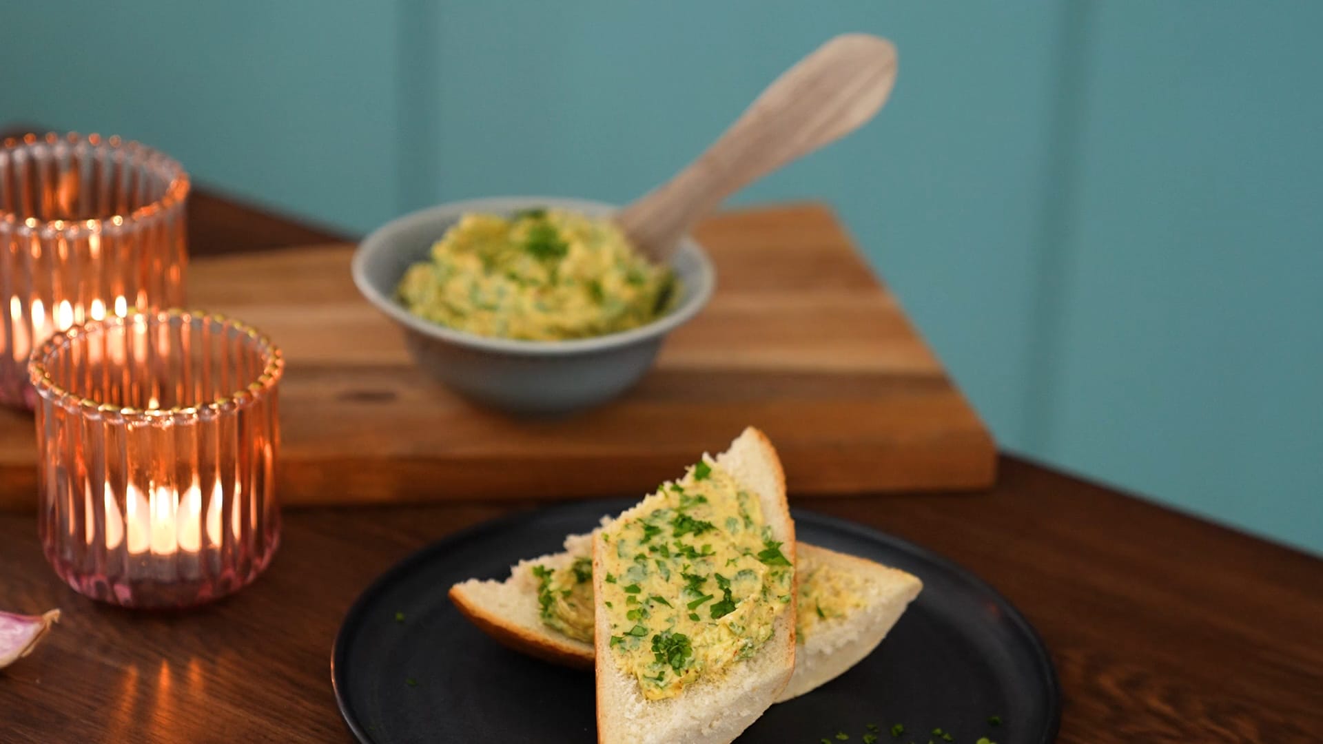 Så gör du extra gott vitlökssmör