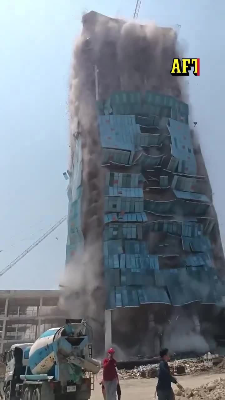 Här rasar skyskrapan i Bangkok: ”Såg ut som Twin Towers”