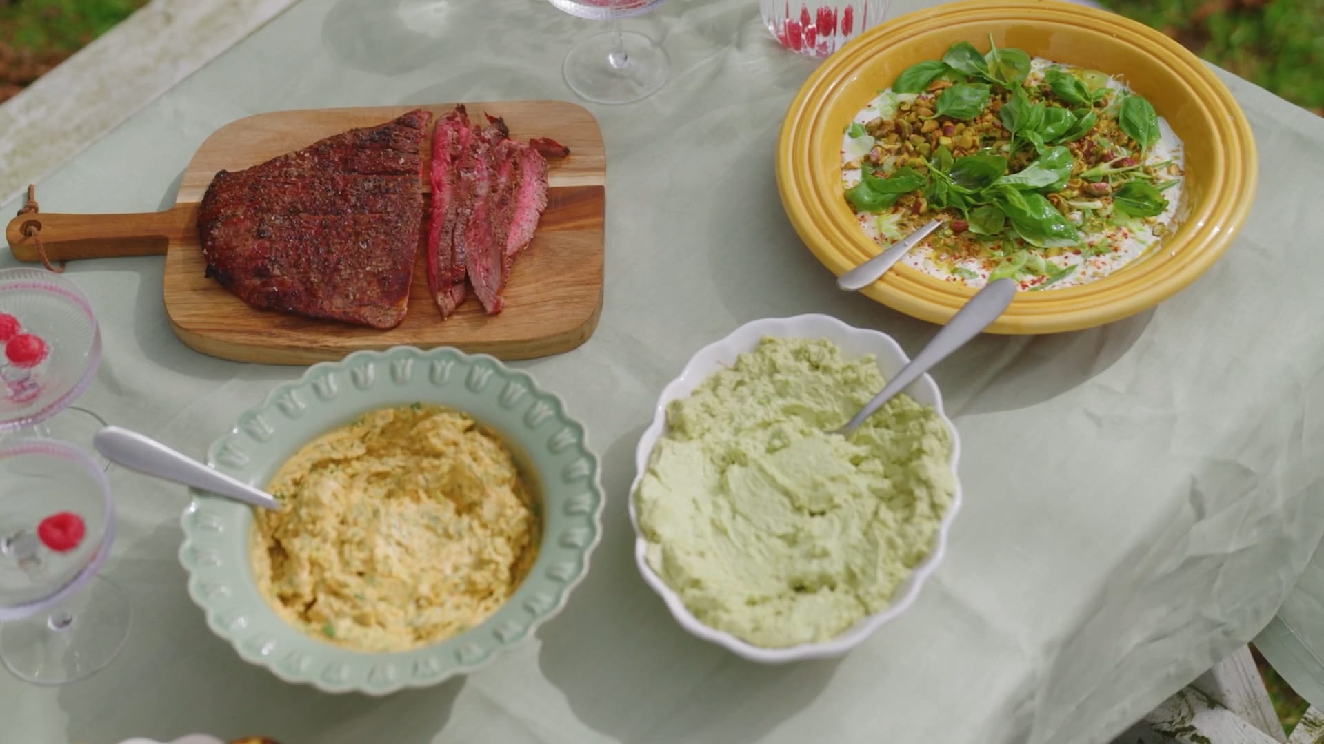 Örtgrillad flankstek med spetskål och dipsåser