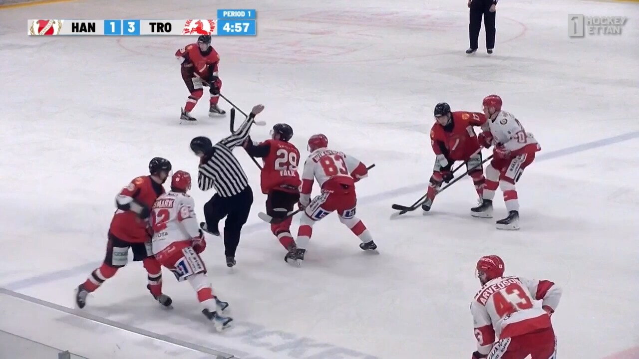 Domaren knockad – hämtad av ambulans