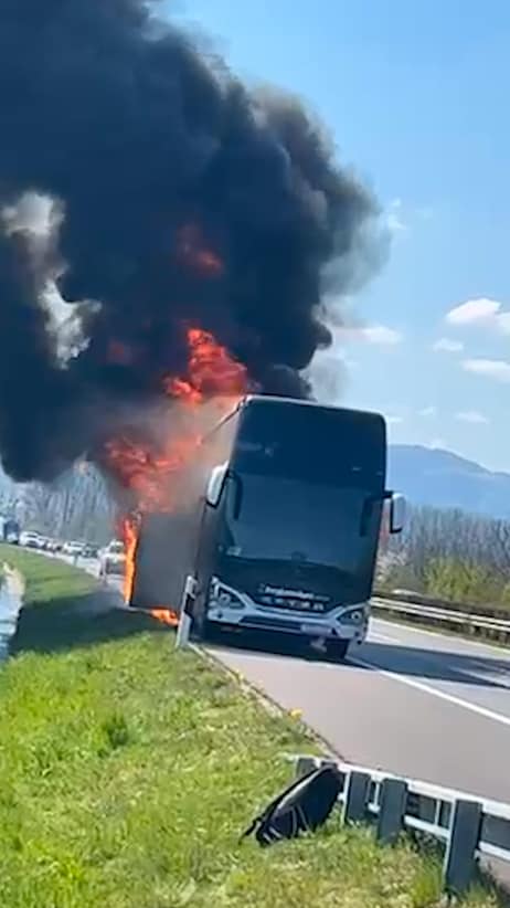 Tvingas fly ut ur bussen som står i lågor