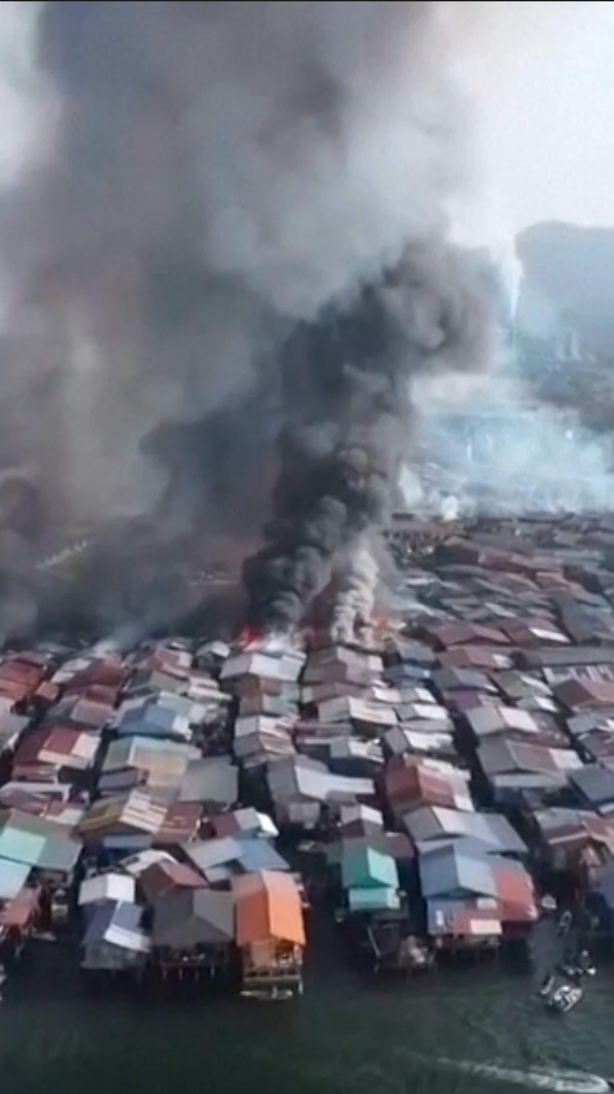 Massiv brand vid kustby – 9 000 flyr