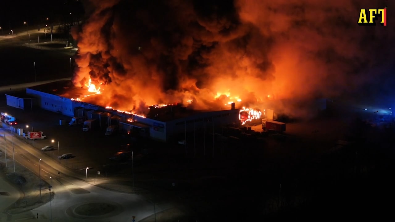 Se storbranden i Norrköping – lagerlokal övertänd