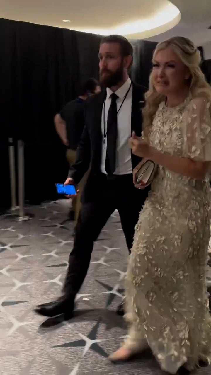 Erika Kirk lämnar i tårar efter skotten