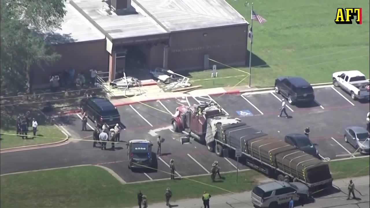 Långtradare har kört in i byggnad – flera skadade