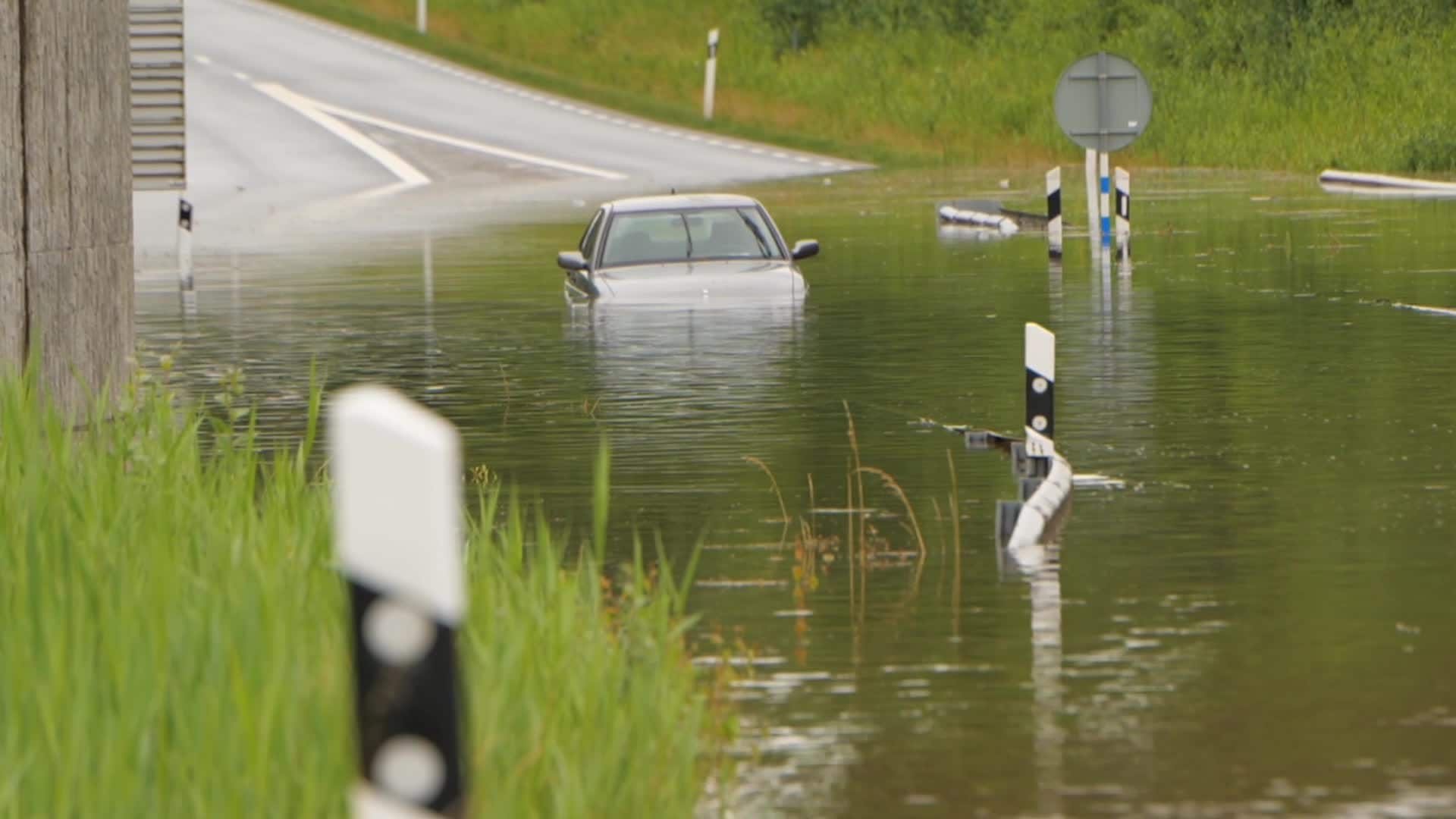 Här kör bilarna genom vattenmassorna i Skåne