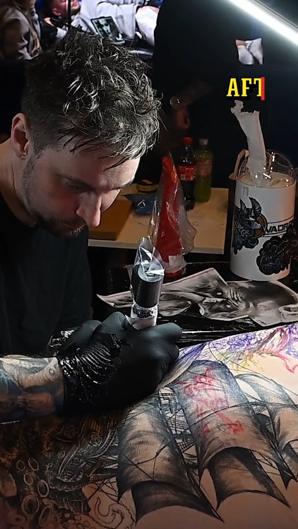 Häng med reportern på tatueringsmässan — “Det är som gift”